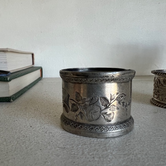 Set of 2 antique silver plated napkin rings engraved repousse - Picture 7 of 11
